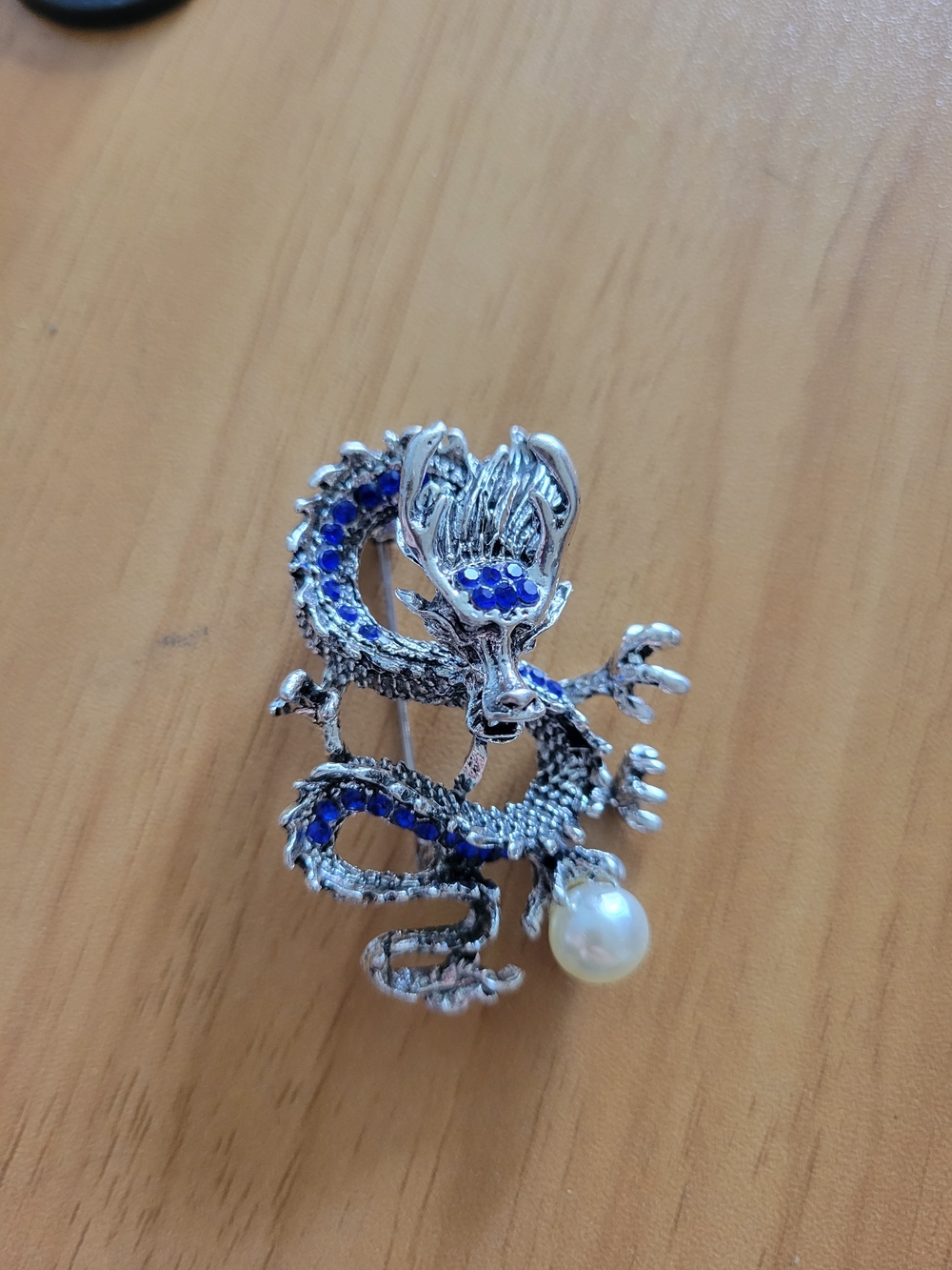 🧋NEW🧋Silver Dragon Brooch with Blue Accents and Pearl